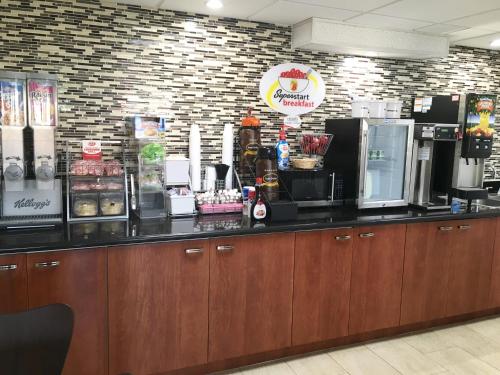 Lounge atau bar di Super 8 by Wyndham Bradenton Sarasota Area