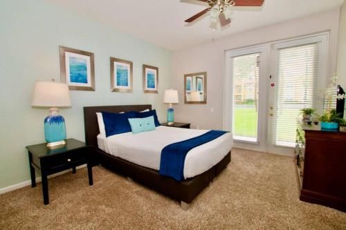 una camera con letto e ventilatore a soffitto di Vista Cay Luxury 3 bedroom Townhouse (#3114) a Orlando