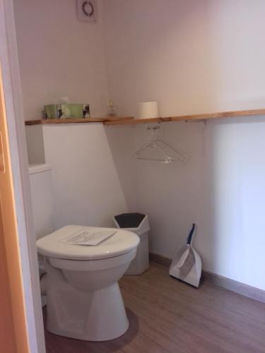 - une salle de bains pourvue de toilettes et d'une poubelle dans l'établissement Chez Claire, à Latouille-Lentillac