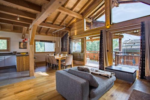 un salon avec un canapé et une table dans l'établissement Chalet 1155 - Montroc - Chamonix, à Chamonix-Mont-Blanc