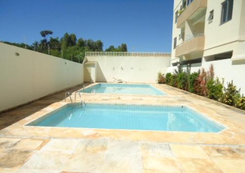 una piscina en un patio junto a un edificio en Residencial Varanda dos Buritis, en Caldas Novas