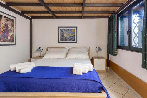 una camera da letto con un grande letto con due asciugamani di Casa Vacanza da Isa ad Aci SantʼAntonio