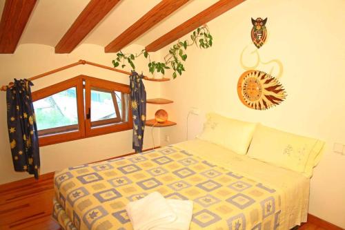 オルタ・ダ・サン・ジョアンにあるCasa Toniのベッドルーム(ベッド1台、窓付)
