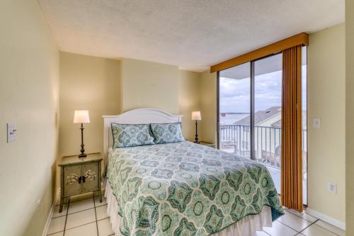 Gulf Shores Surf & Raquet Club Condos tesisinde bir odada yatak veya yataklar