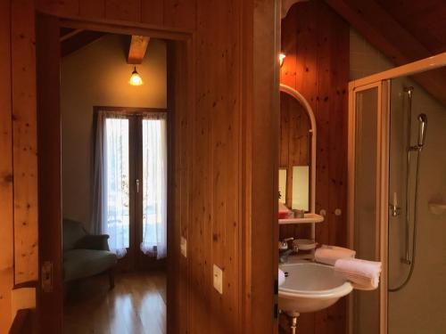 Gudo的住宿－Tenuta Casa Cima - tenutacasacima com -，一间带水槽和镜子的浴室