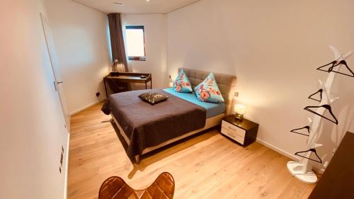 ein kleines Schlafzimmer mit einem Bett und einem Holzboden in der Unterkunft the Lodge in Bad Sobernheim