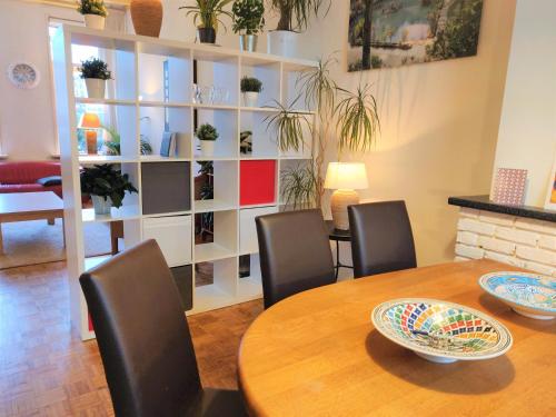 una sala da pranzo con tavolo, sedie e mensola con piante di Domus Nimma a Nijmegen