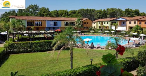 - Vistas a la piscina del complejo en I Giardini Elisei, en Policoro