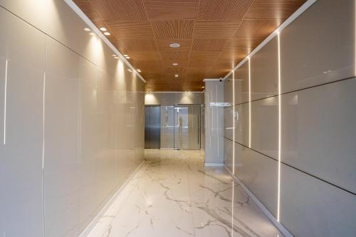 un corridoio con pareti bianche e pavimenti in marmo di HolySuite Even Israel a Gerusalemme