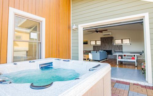 アッシュビルにあるUpstream Penthouseの家の中央にある大型ホットタブ