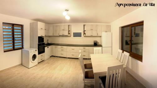 Una cocina o zona de cocina en Agropensiunea La Uța