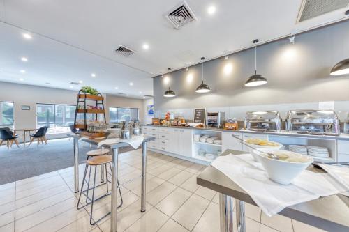 
A restaurant or other place to eat at Best Western Melbourne Airport
