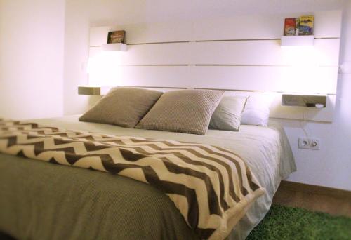 Säng eller sängar i ett rum på Sintra Cozy Suite
