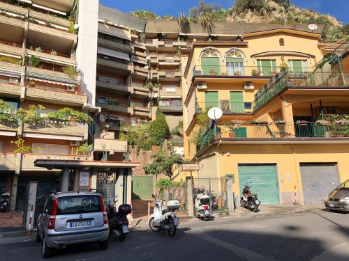 un groupe de motocycles garés devant un bâtiment dans l'établissement Suite Gardenia, à Taormine