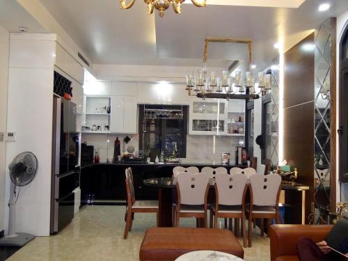 Area lounge atau bar di Khanh Phong Homestay Venice 21-12 Vinhomes Imperia