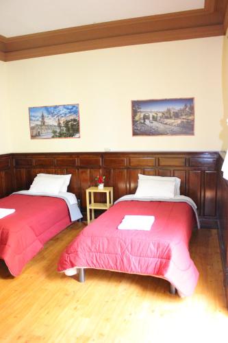 two beds sitting next to each other in a room at Holidays Hostel Arequipa in Arequipa