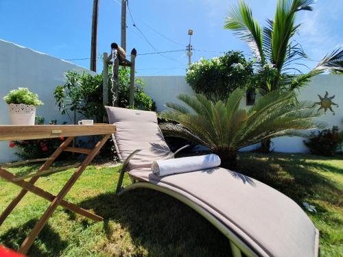 a garden with a bench and a table at Casa Dos Patos in Flecheiras