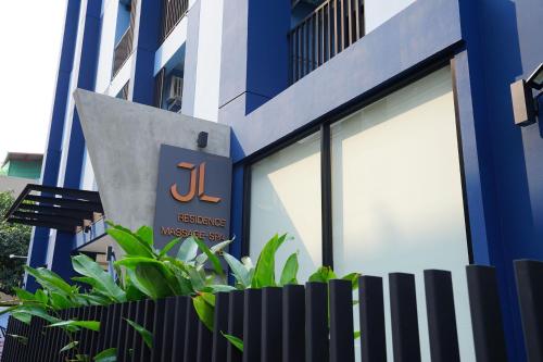 ein blau-weißes Gebäude mit einem Schild darauf in der Unterkunft J & L Residence and Spa in Ban Khlong Khwang Klang