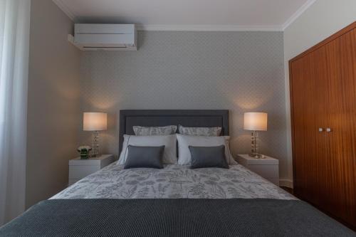 ein Schlafzimmer mit einem großen Bett mit zwei Lampen in der Unterkunft Terrace Apartment in Ponta Delgada