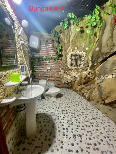 Bilik mandi di Cat Ba Mountain View Homestay