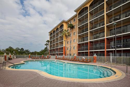 منتجع ويست غيت تاورز في أورلاندو: مسبح امام عمارة سكنية