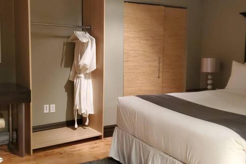 1 dormitorio con cama y armario en 1-Bedroom Apartment Bellisimo AG by Amazing Property Rentals, en Gatineau