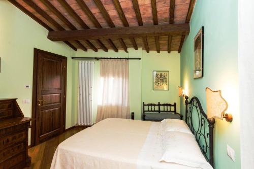 ペルージャにあるAntico Acquedotto B&Bの木製の天井が特徴のベッドルーム1室(ベッド1台付)
