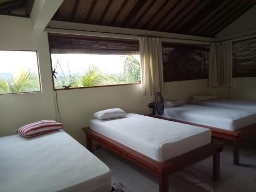 Ein Bett oder Betten in einem Zimmer der Unterkunft Amed Stop Inn Homestay, Rooftop Restaurant and Bar