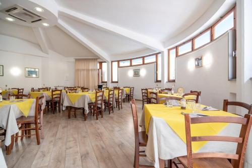 En restaurang eller annat matställe på Villaggio Turistico Le Mimose