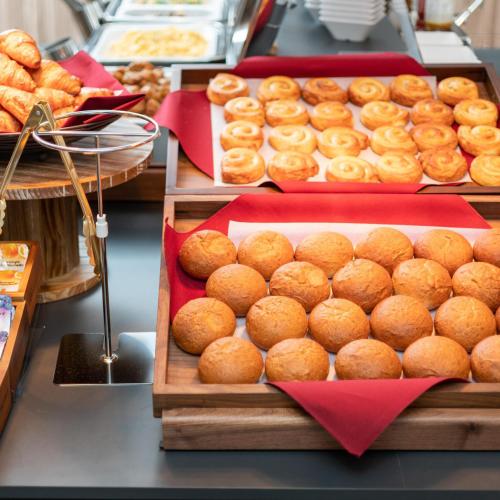 un montón de donuts en exhibición en una panadería en Super Hotel Joetsu Myoko-Eki Nishiguchi en Joetsu