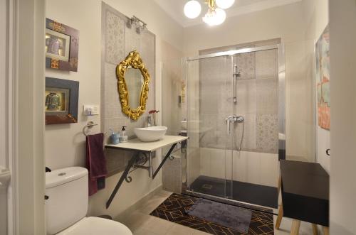 a bathroom with a shower and a toilet and a sink at La Casa de los Coy in Mula