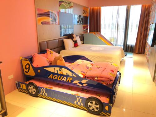 a bedroom with two beds with a car bed at Diudiu Dang Paternity B&B in Dongshan