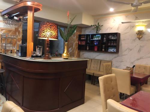 Ο χώρος του lounge ή του μπαρ στο Hoàng Quân Hotel