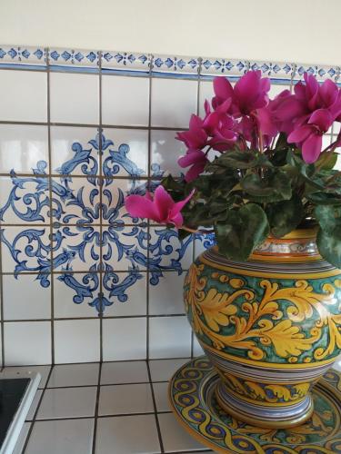a vase with flowers in it sitting on a table at Summer Dream LA CASA SUL MARE in Trappeto
