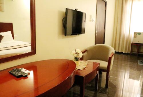Televisyen dan/atau pusat hiburan di Rimal Suites Apartments