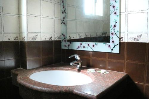 Bilik mandi di Rimal Suites Apartments