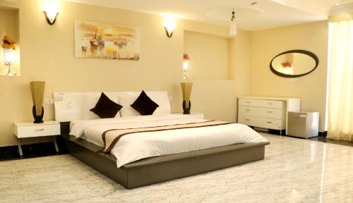 En eller flere senge i et værelse på Rimal Suites Apartments