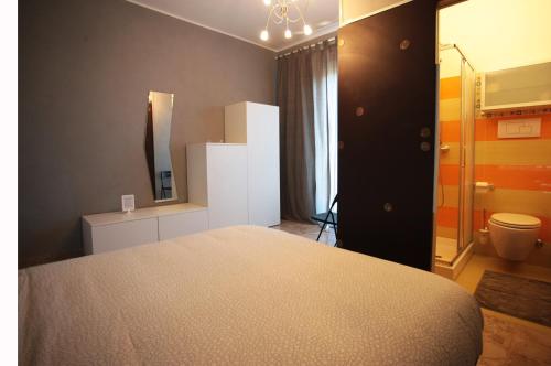 a bedroom with a bed and a bathroom with a mirror at Bonaventura b&b and Bonaventura food in Tollo