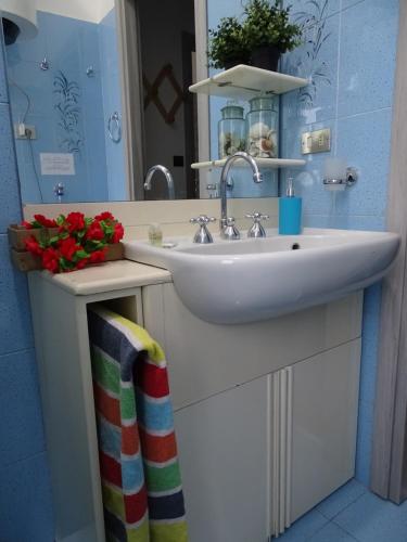 un bagno con lavandino e specchio di Bnbook-Ughelli a Rho