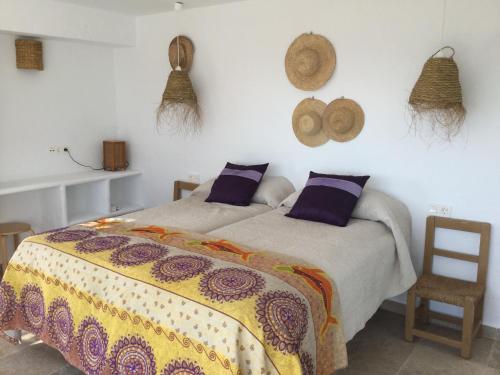 um quarto com uma cama com um cobertor colorido em CASABAH bed & breakfast em Carboneras