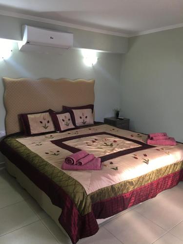 Una cama o camas en una habitación de Livadia studio