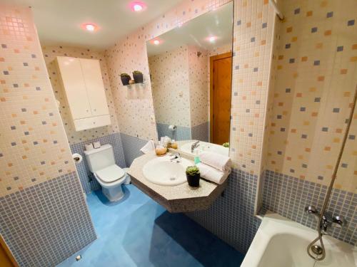 サラゴサにあるOupen De Dor - Virgenes El Pilarのバスルーム(洗面台、トイレ、バスタブ付)
