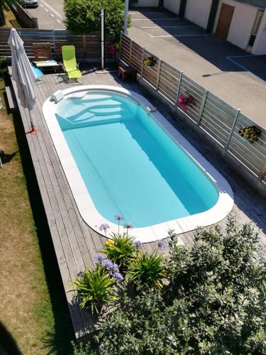 - une vue sur la piscine dans la cour dans l'établissement Les coeurs de Cachemire, à Breuschwickersheim