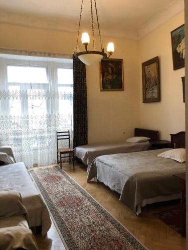 Katil atau katil-katil dalam bilik di Gutsa Artists Mini-Hotel