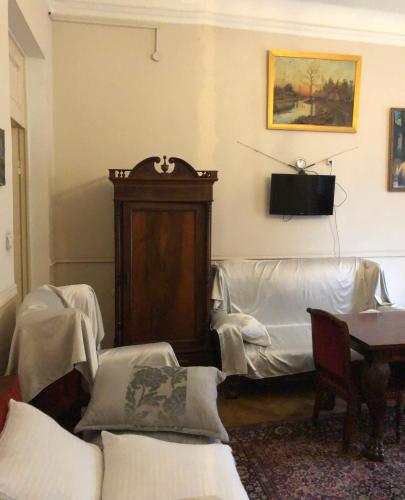 Televisyen dan/atau pusat hiburan di Gutsa Artists Mini-Hotel