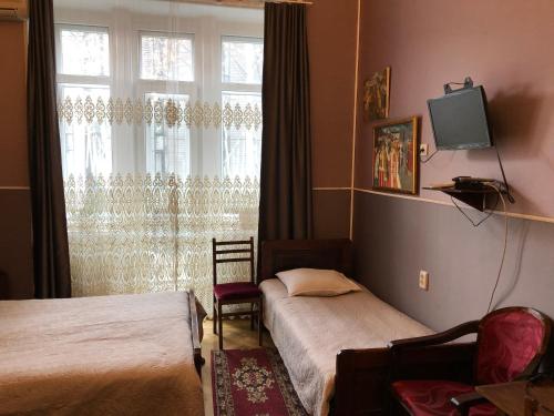 Postel nebo postele na pokoji v ubytování Gutsa Artists Mini-Hotel