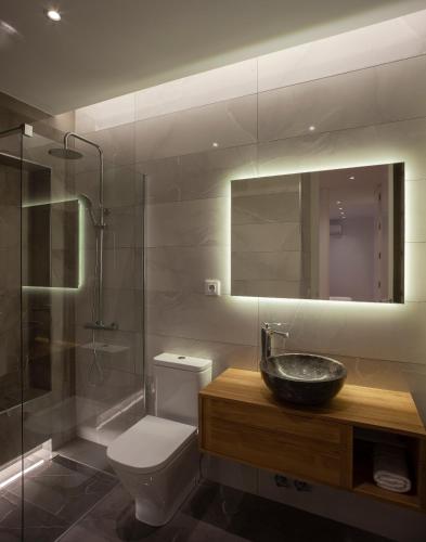 een badkamer met een wastafel, een toilet en een douche bij Luxury flat Chamberi IV in Madrid