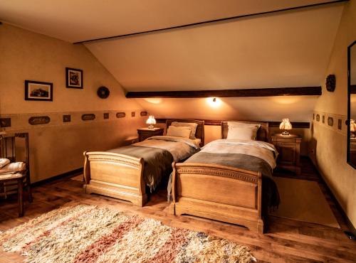 een slaapkamer met 2 bedden en een tapijt bij B&B OLEN in Olen