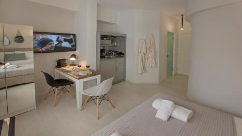 Ermou Stylish Suites by GHH