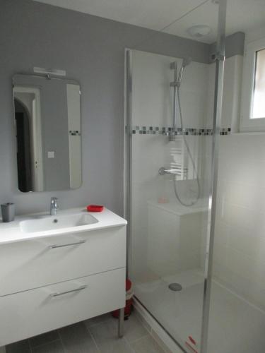 une salle de bain blanche avec une douche et un lavabo dans l'établissement 7 rue du Lest, à Pléneuf-Val-André